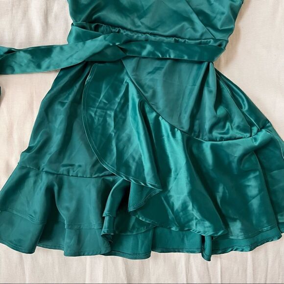 Fashion Nova Womens Mini Dress Satin Flare Mini Ruffle Flowy Sleeveless Green S - Picture 2 of 4